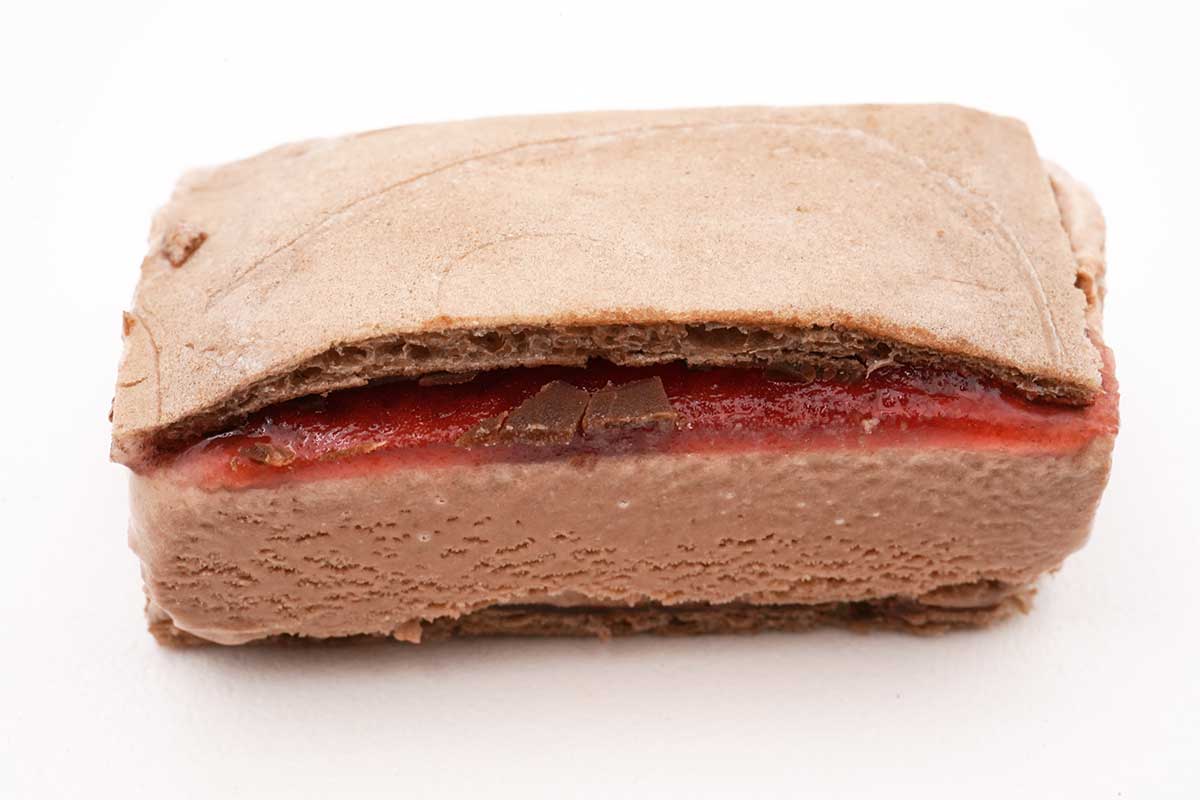 セブンストロベリーソース入りチョコレートモナカ