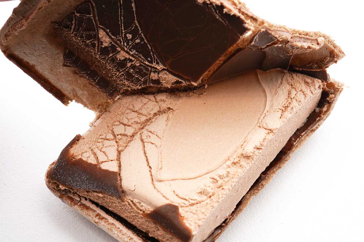 セブンストロベリーソース入りチョコレートモナカ