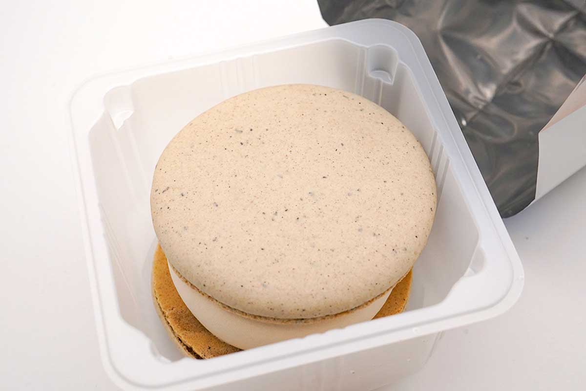 セブンイレブン７プレミアム　マカロンアイス　ほうじ茶ラテ