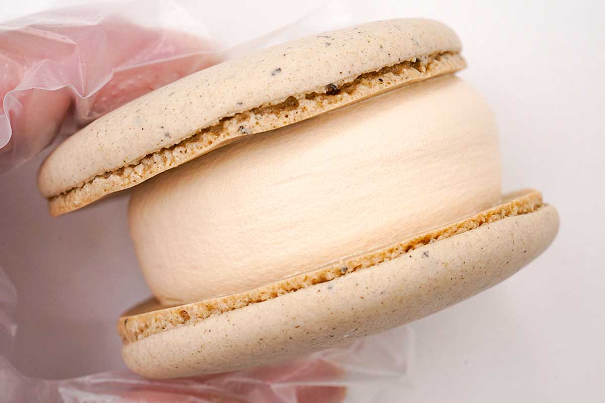 セブンイレブン７プレミアム　マカロンアイス　ほうじ茶ラテ