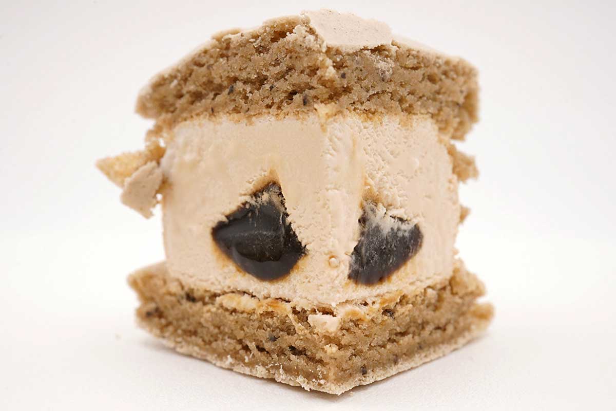 セブンイレブン７プレミアム　マカロンアイス　ほうじ茶ラテ