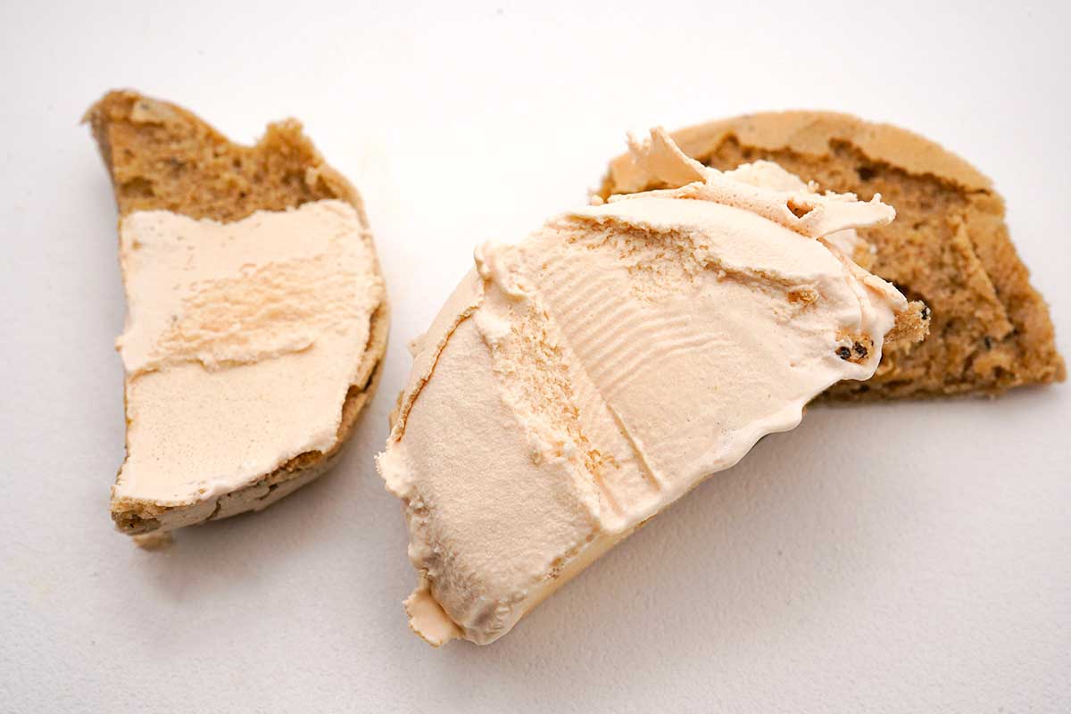 セブンイレブン７プレミアム　マカロンアイス　ほうじ茶ラテ