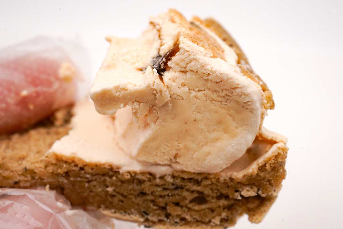 セブンイレブン７プレミアム　マカロンアイス　ほうじ茶ラテ