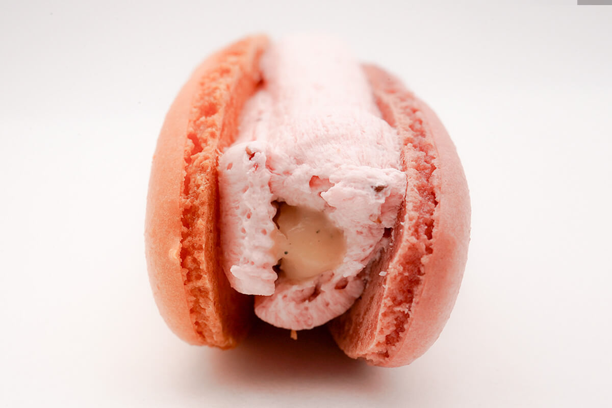 ファミリーマート「ピエール・エルメ アンソロジー監修 マカロンサンド イチゴ&バニラ」