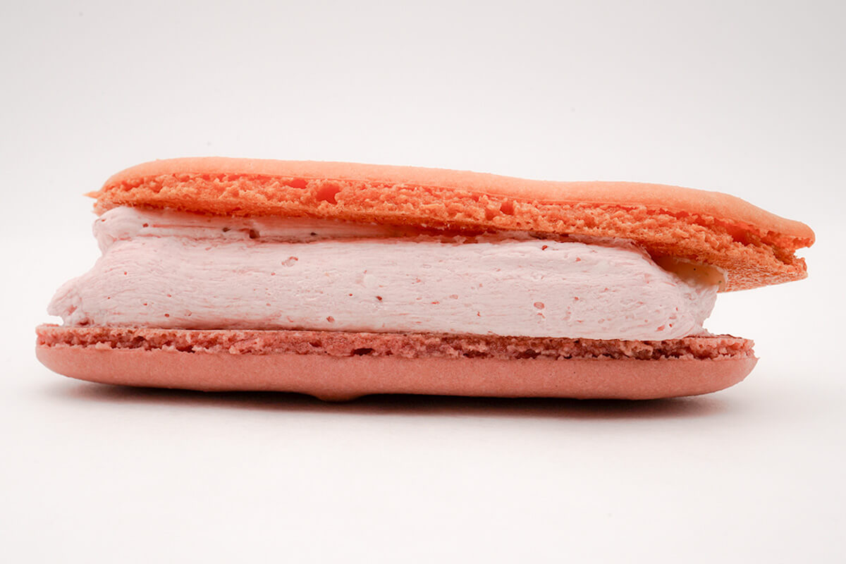 ファミリーマート「ピエール・エルメ アンソロジー監修 マカロンサンド イチゴ&バニラ」