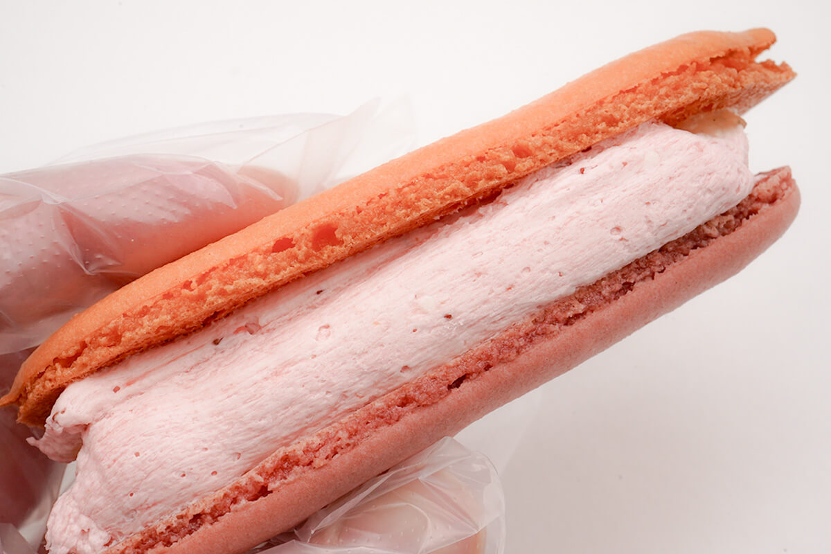 ファミリーマート「ピエール・エルメ アンソロジー監修 マカロンサンド イチゴ&バニラ」