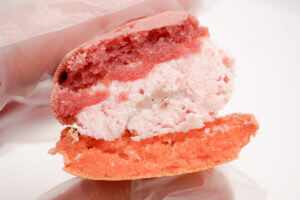 ファミリーマート「ピエール・エルメ アンソロジー監修 マカロンサンド イチゴ&バニラ」