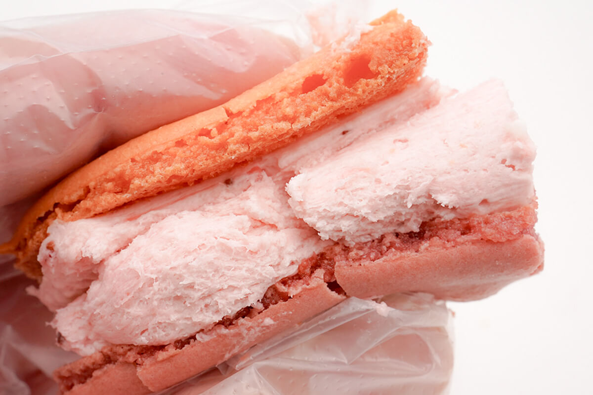 ファミリーマート「ピエール・エルメ アンソロジー監修 マカロンサンド イチゴ&バニラ」