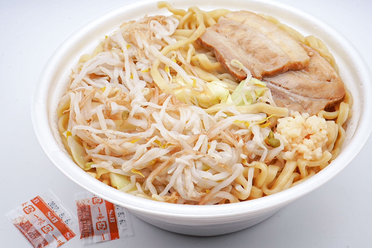 ファミマ45%増量「ラーメン荘 歴史を刻め監修 豚ラーメン」