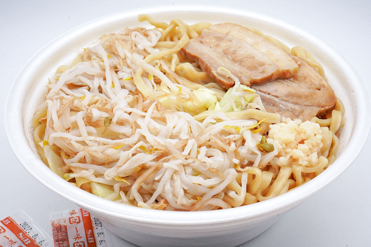 ファミマ45%増量「ラーメン荘 歴史を刻め監修 豚ラーメン」