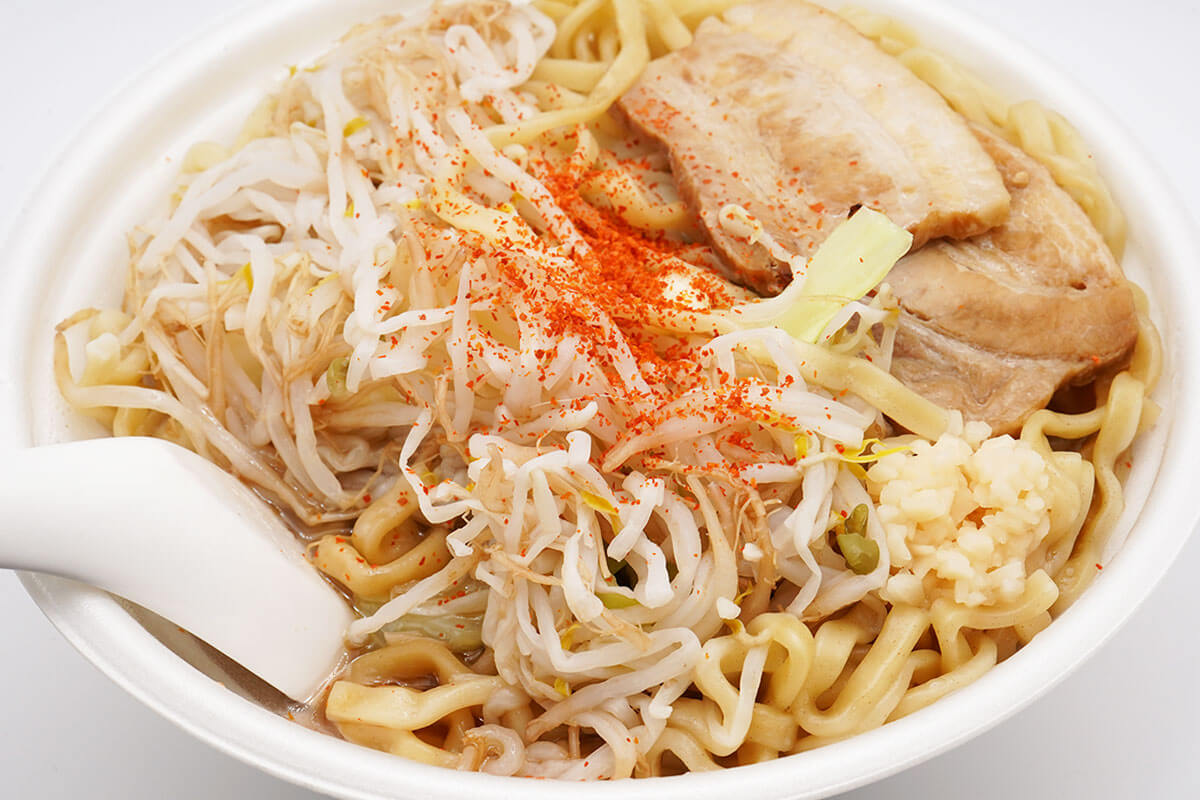 ファミマ45%増量「ラーメン荘 歴史を刻め監修 豚ラーメン」