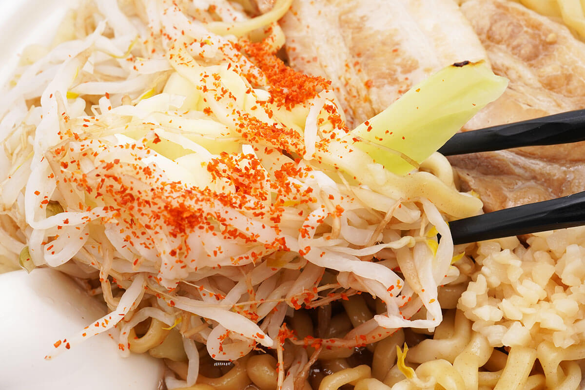 ファミマ45%増量「ラーメン荘 歴史を刻め監修 豚ラーメン」