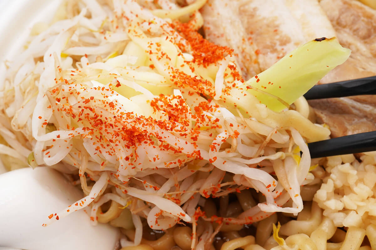 ファミマ45%増量「ラーメン荘 歴史を刻め監修 豚ラーメン」