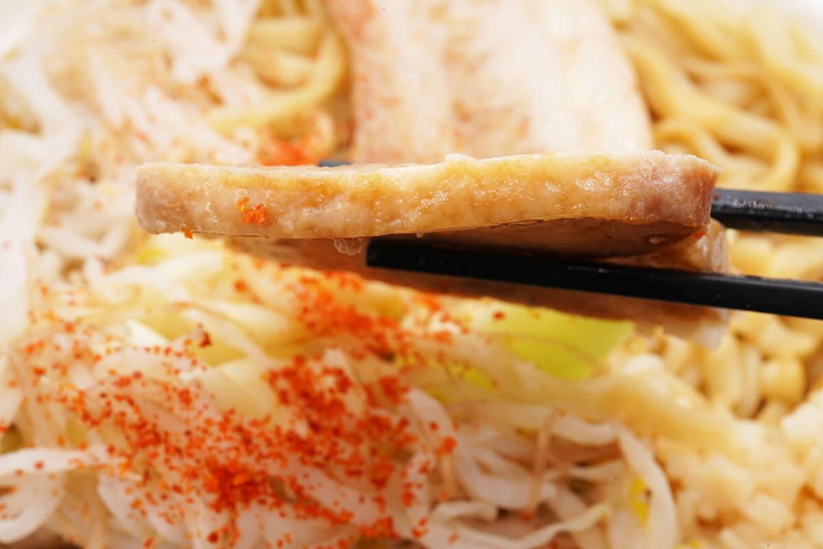 ファミマ45%増量「ラーメン荘 歴史を刻め監修 豚ラーメン」