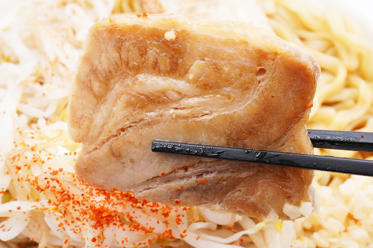 ファミマ45%増量「ラーメン荘 歴史を刻め監修 豚ラーメン」