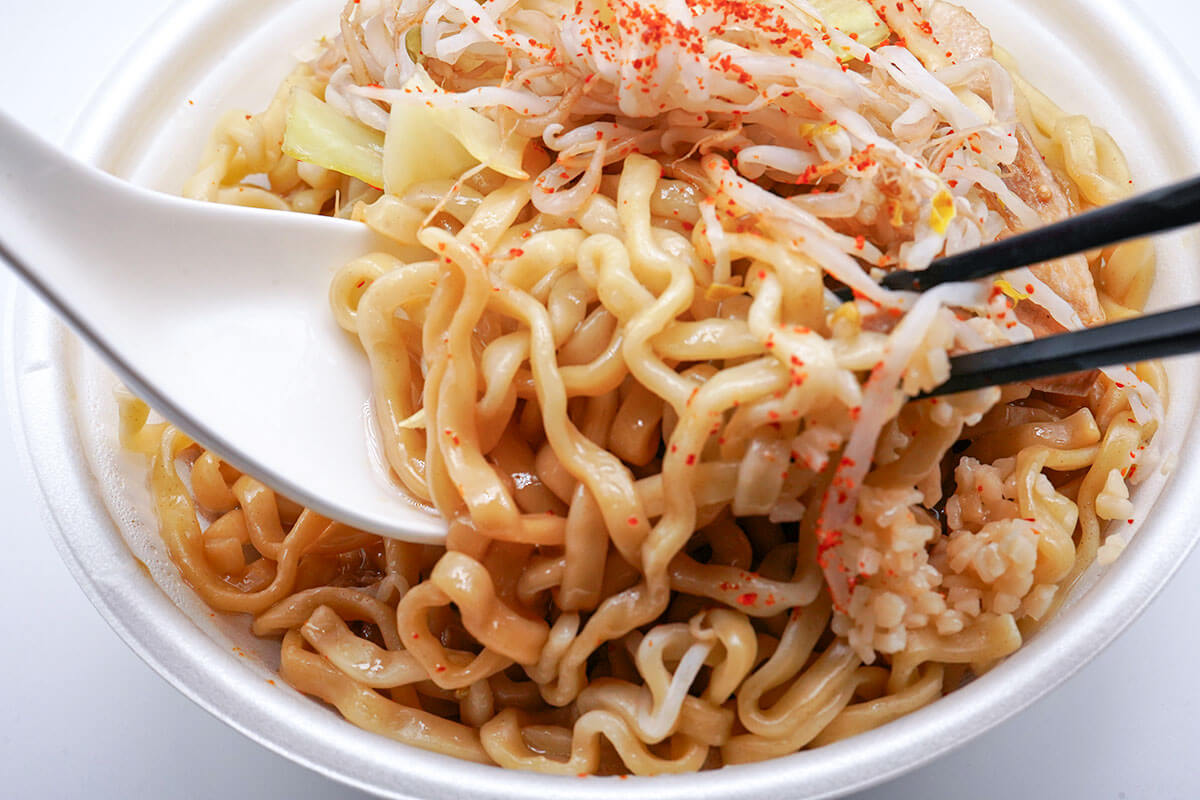 ファミマ45%増量「ラーメン荘 歴史を刻め監修 豚ラーメン」