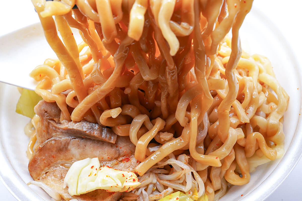 ファミマ45%増量「ラーメン荘 歴史を刻め監修 豚ラーメン」