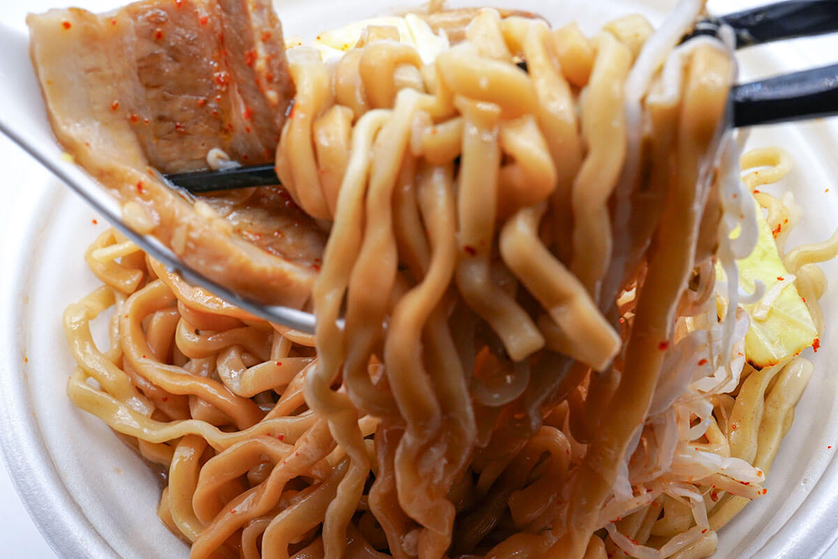 ファミマ45%増量「ラーメン荘 歴史を刻め監修 豚ラーメン」