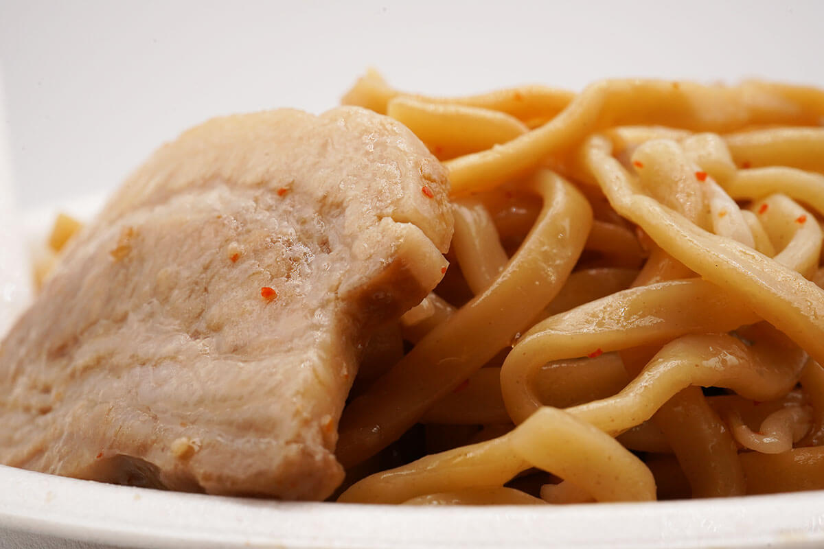 ファミマ45%増量「ラーメン荘 歴史を刻め監修 豚ラーメン」