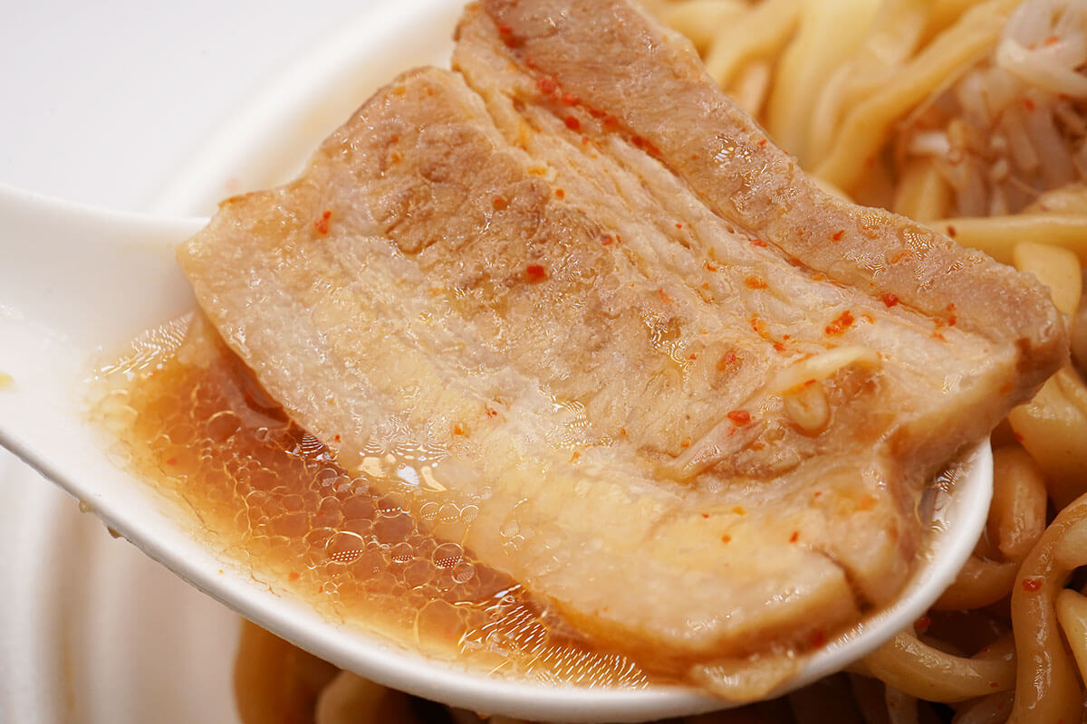 ファミマ45%増量「ラーメン荘 歴史を刻め監修 豚ラーメン」