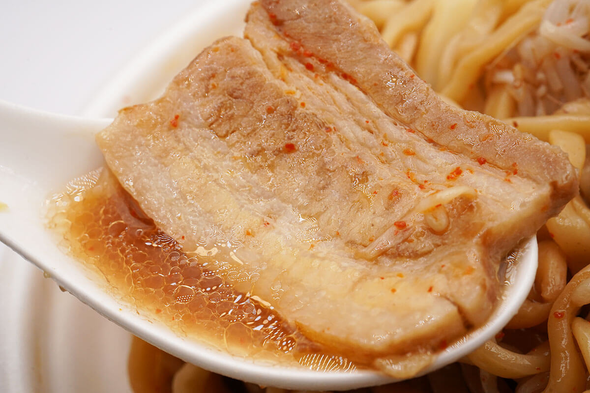 ファミマ45%増量「ラーメン荘 歴史を刻め監修 豚ラーメン」