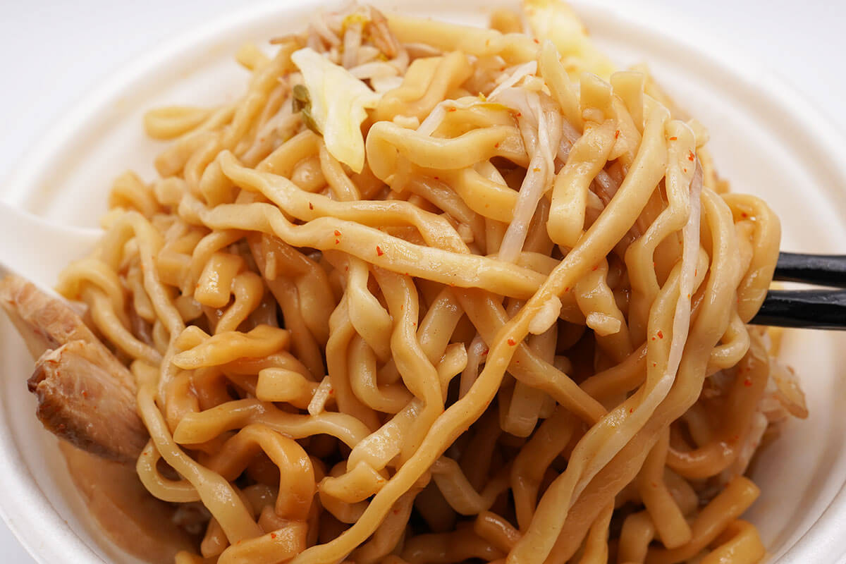 ファミマ45%増量「ラーメン荘 歴史を刻め監修 豚ラーメン」