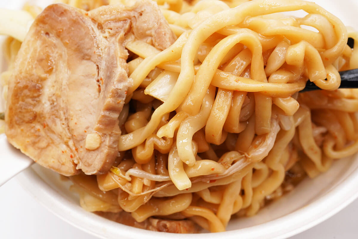 ファミマ45%増量「ラーメン荘 歴史を刻め監修 豚ラーメン」