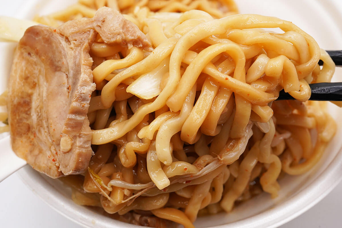 ファミマ45%増量「ラーメン荘 歴史を刻め監修 豚ラーメン」