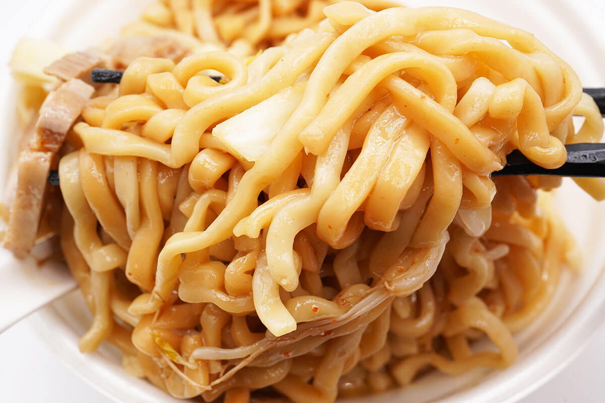 ファミマ45%増量「ラーメン荘 歴史を刻め監修 豚ラーメン」