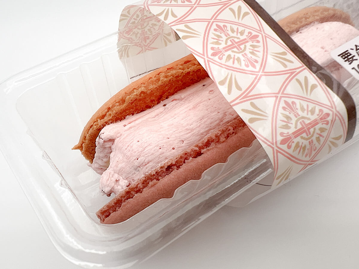 ファミリーマート「ピエール・エルメ アンソロジー監修 マカロンサンド イチゴ&バニラ」