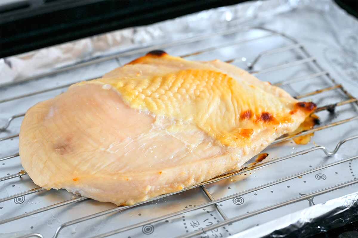 栗原はるみさん「鶏むね肉の塩麹漬け焼き」