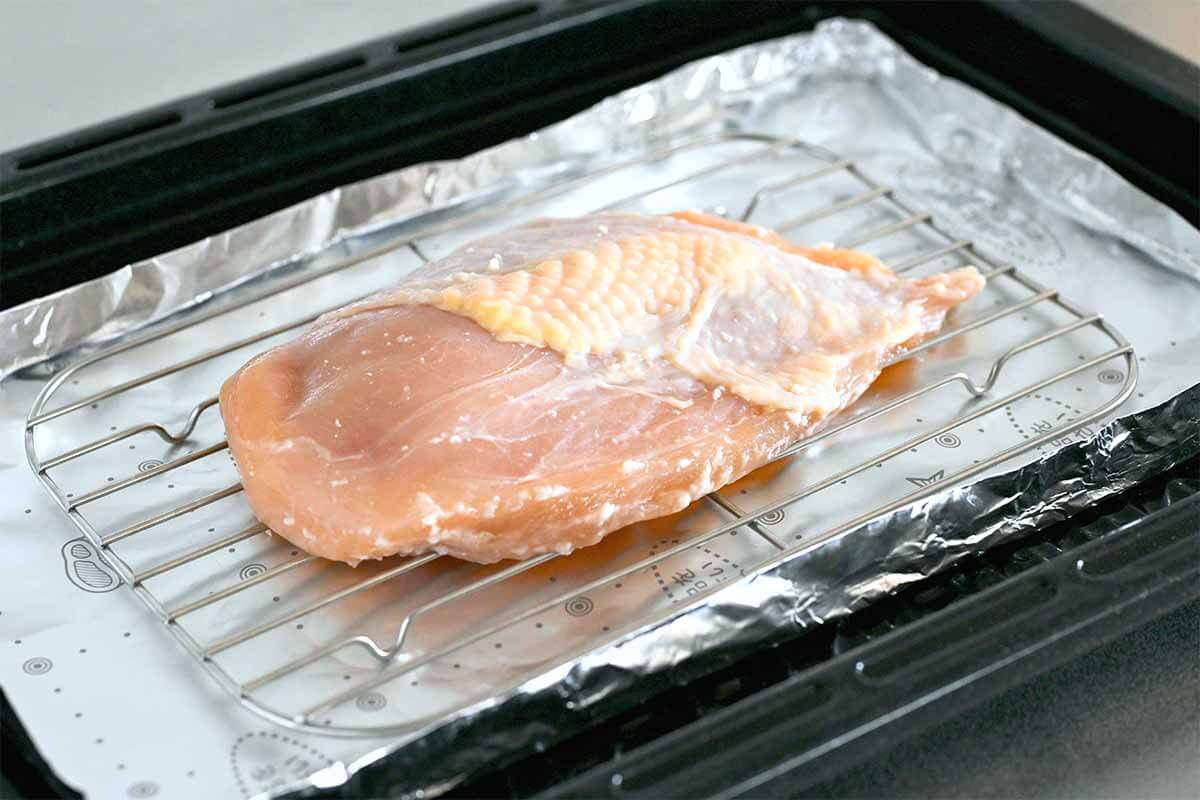 栗原はるみさん「鶏むね肉の塩麹漬け焼き」