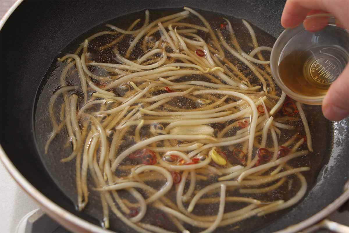 栗原はるみさん「豆もやしの黒酢あんかけ焼きそば」