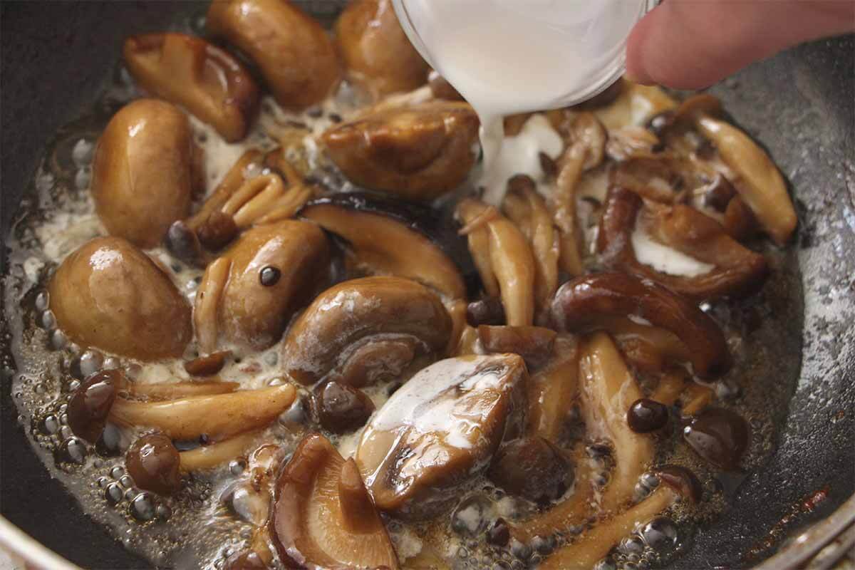 タサン志麻さん「ブロッコリーの肉巻き キノコソース」