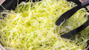 余ったキャベツが無限に消える!栗原はるみさん「バター炒め」がリピ確定の感動レシピすぎ……。