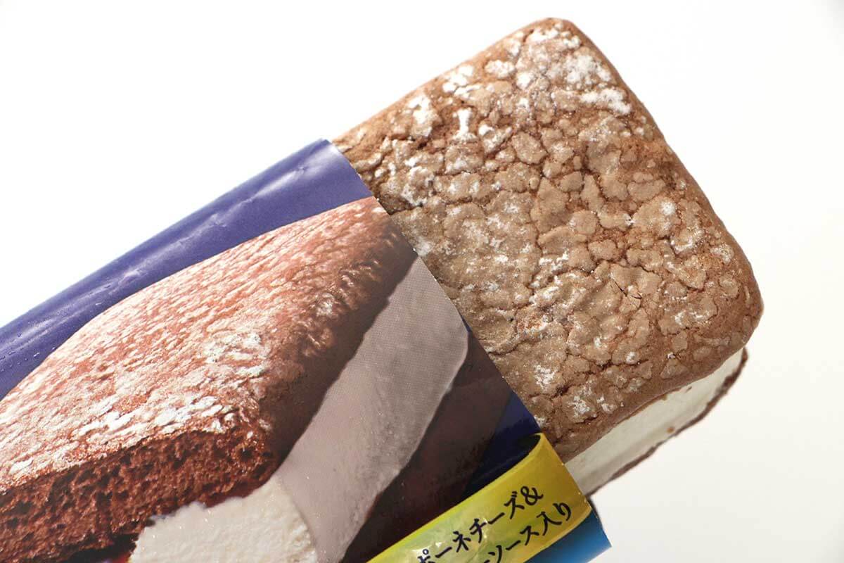 ファミマ「森永製菓 ティラミスケーキサンドアイス」