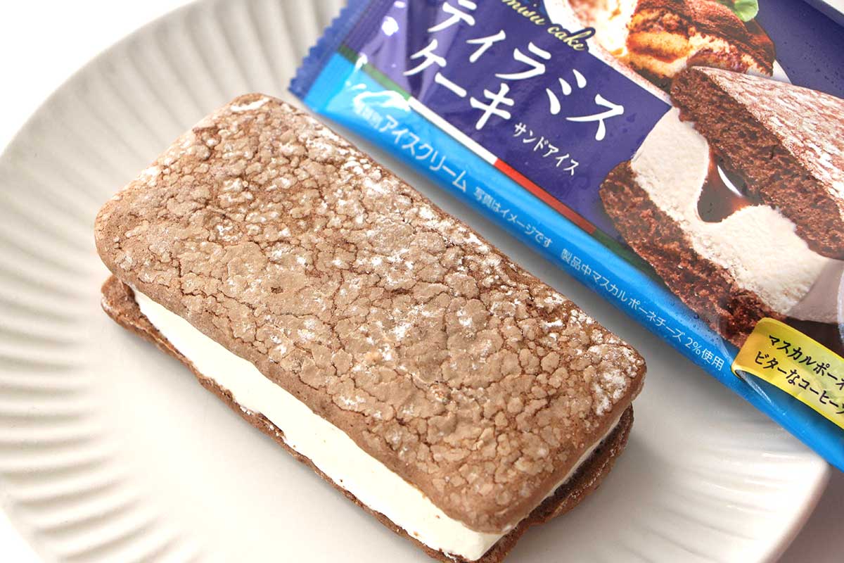ファミマ「森永製菓 ティラミスケーキサンドアイス」