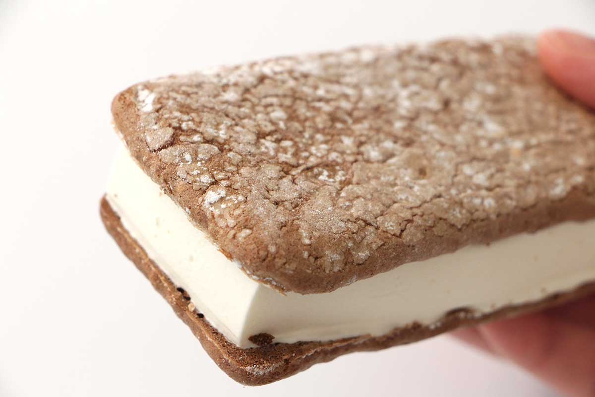 ファミマ「森永製菓 ティラミスケーキサンドアイス」