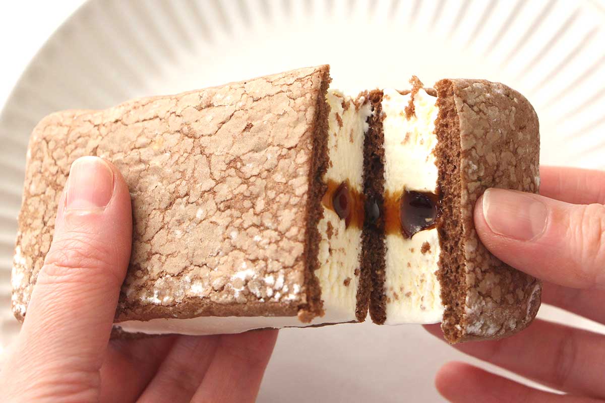 ファミマ「森永製菓 ティラミスケーキサンドアイス」