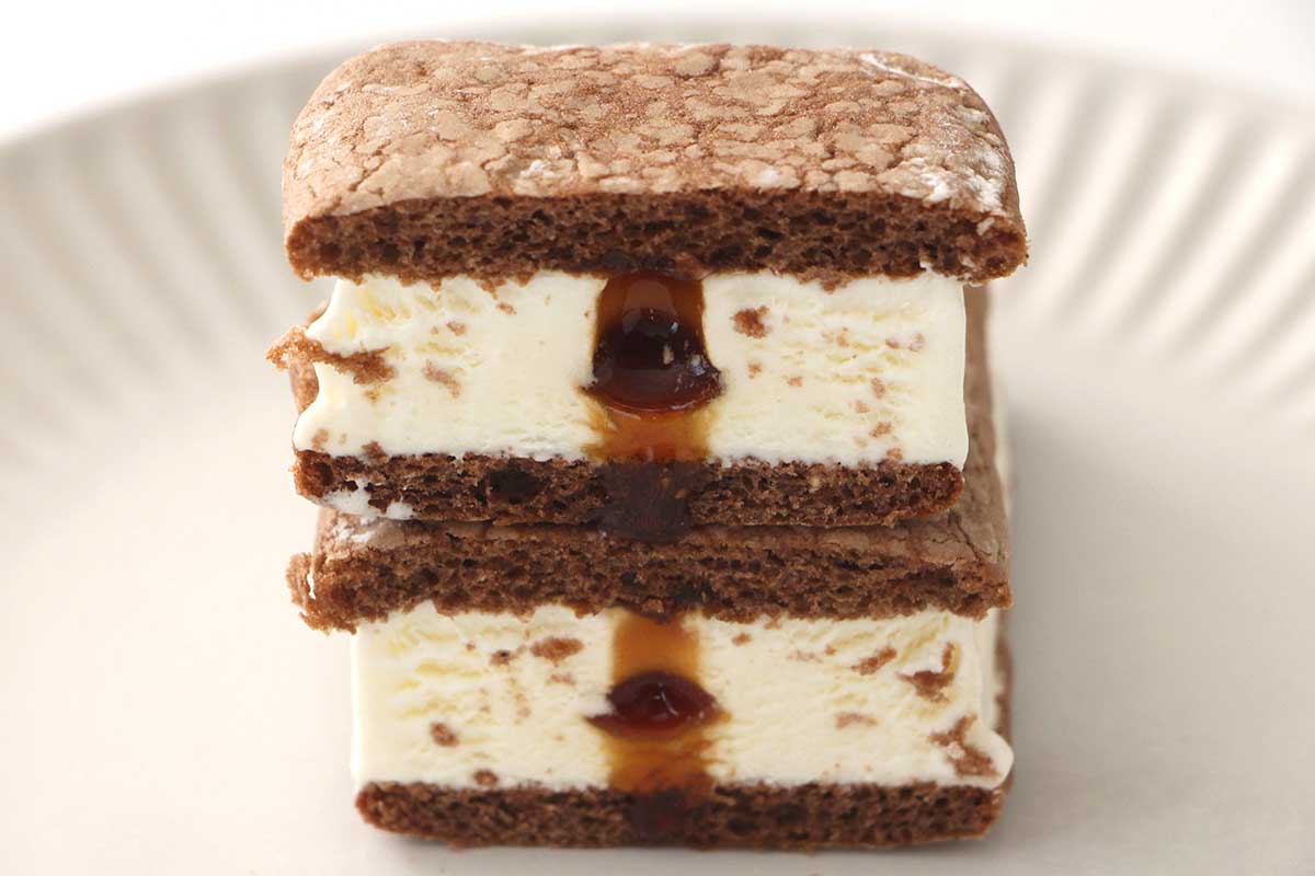 ファミマ「森永製菓 ティラミスケーキサンドアイス」