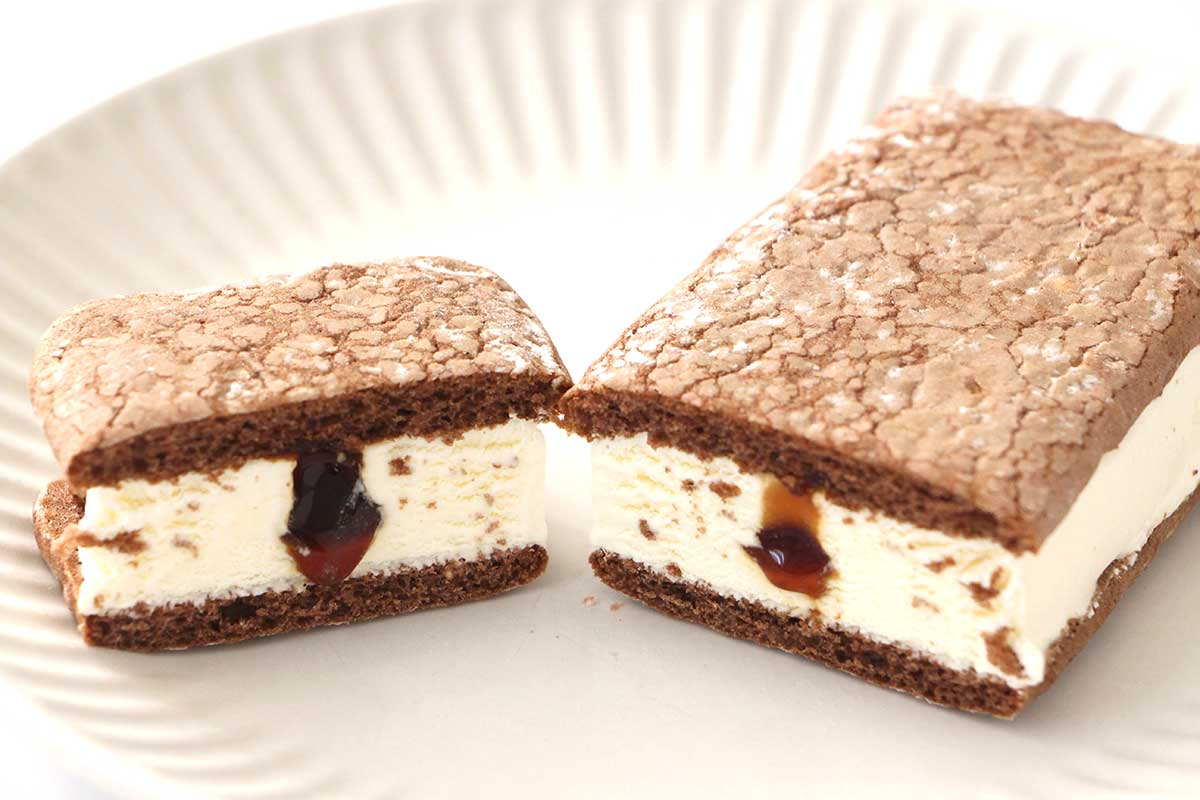 ファミマ「森永製菓 ティラミスケーキサンドアイス」