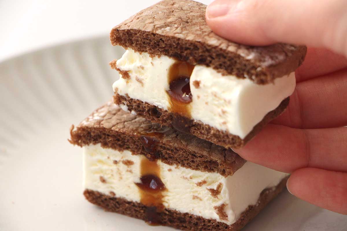 ファミマ「森永製菓 ティラミスケーキサンドアイス」