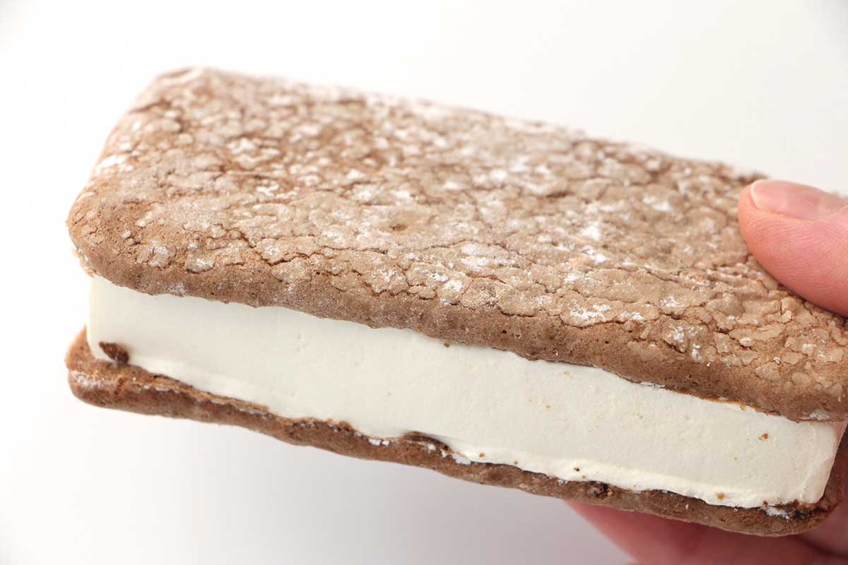 ファミマ「森永製菓 ティラミスケーキサンドアイス」