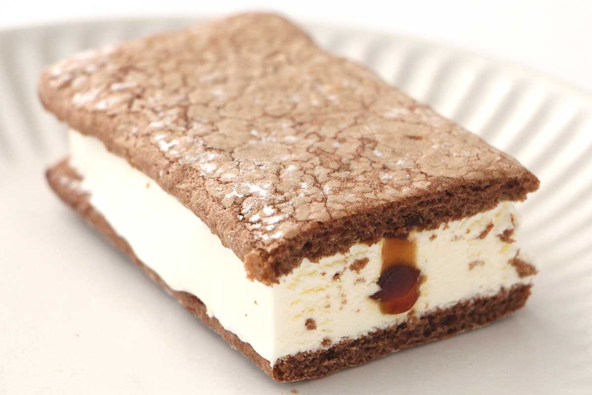 ファミマ「森永製菓 ティラミスケーキサンドアイス」