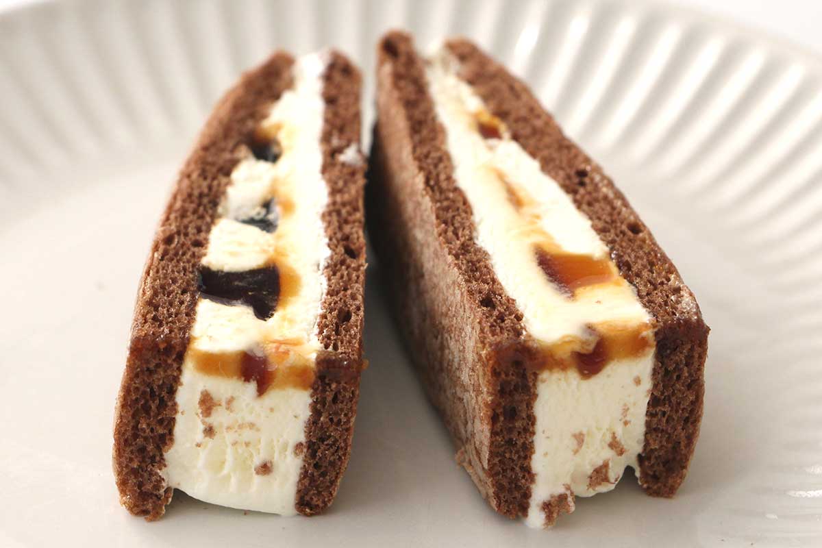 ファミマ「森永製菓 ティラミスケーキサンドアイス」