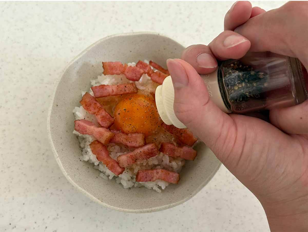 山本ゆりさん「ベーコンバターの卵かけごはん」