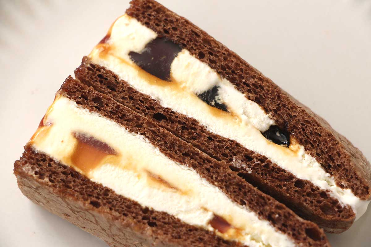 ファミマ「森永製菓 ティラミスケーキサンドアイス」