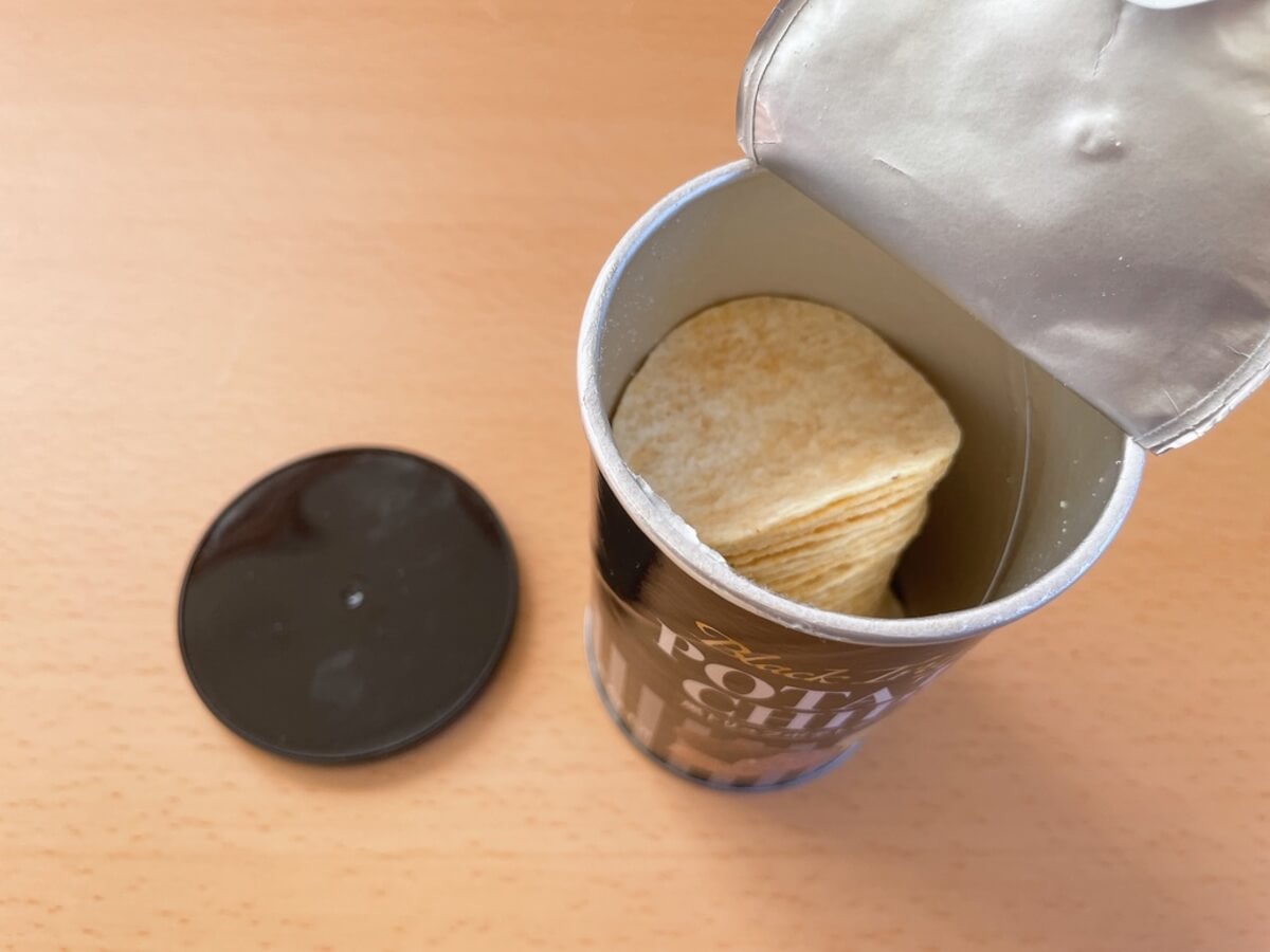 カルディ「黒トリュフポテトチップス」