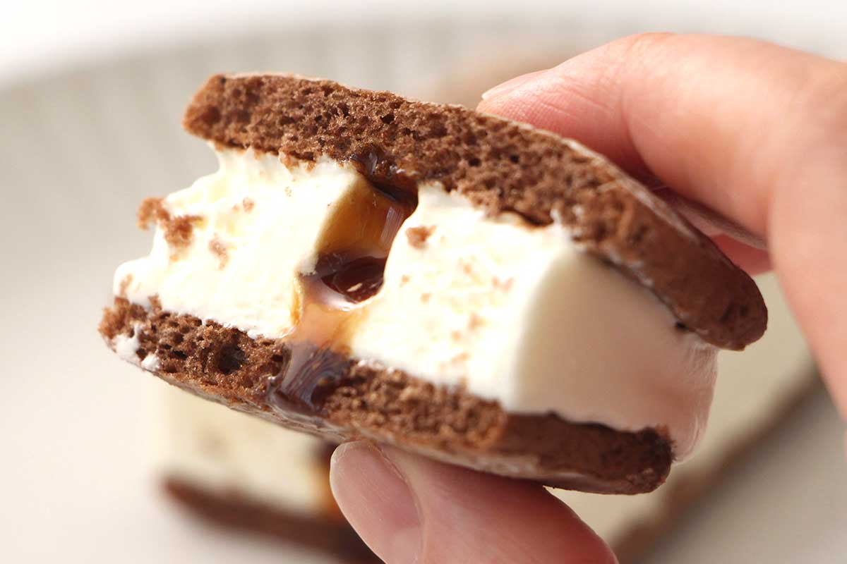 ファミマ「森永製菓 ティラミスケーキサンドアイス」