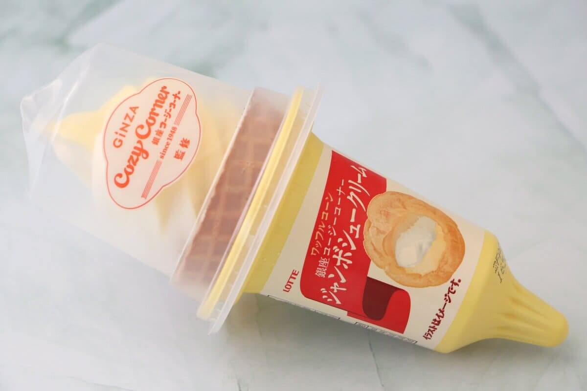 ファミマ「ワッフルコーンジャンボシュークリーム」